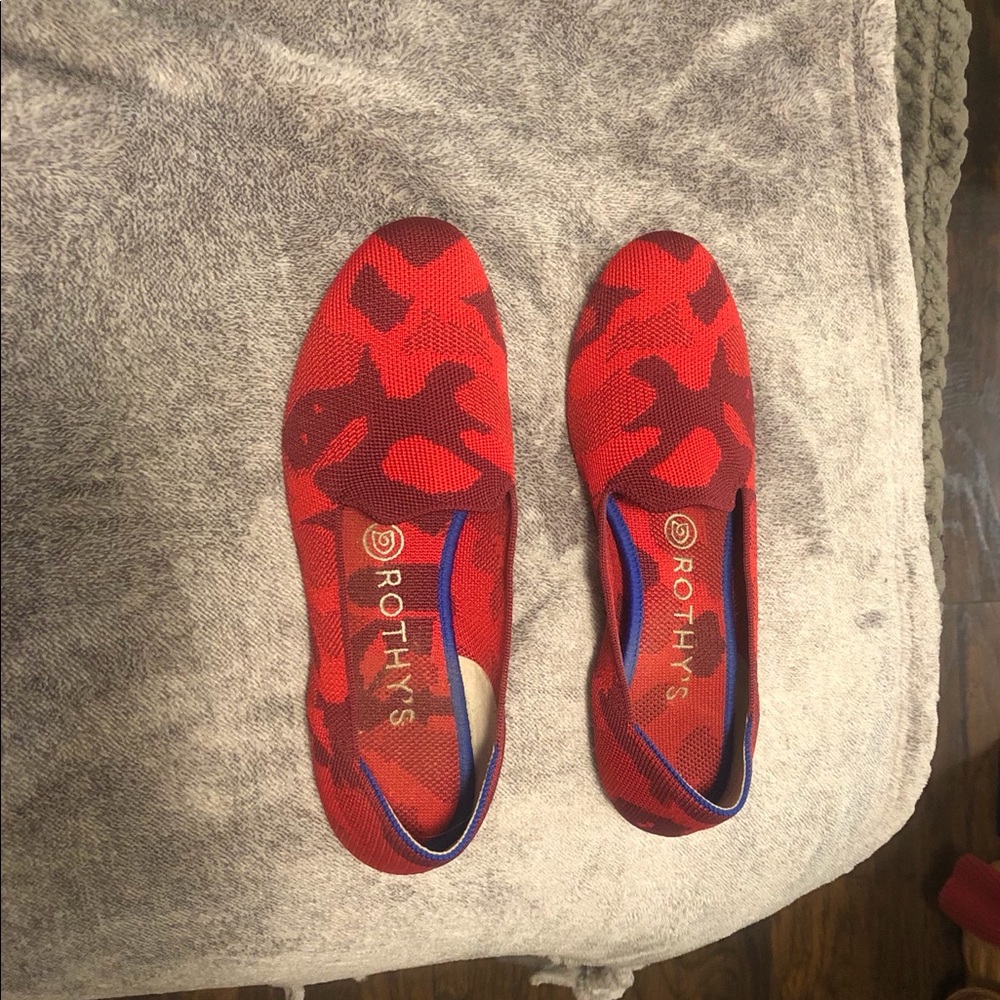 - Rothys 💥💥 Red camo